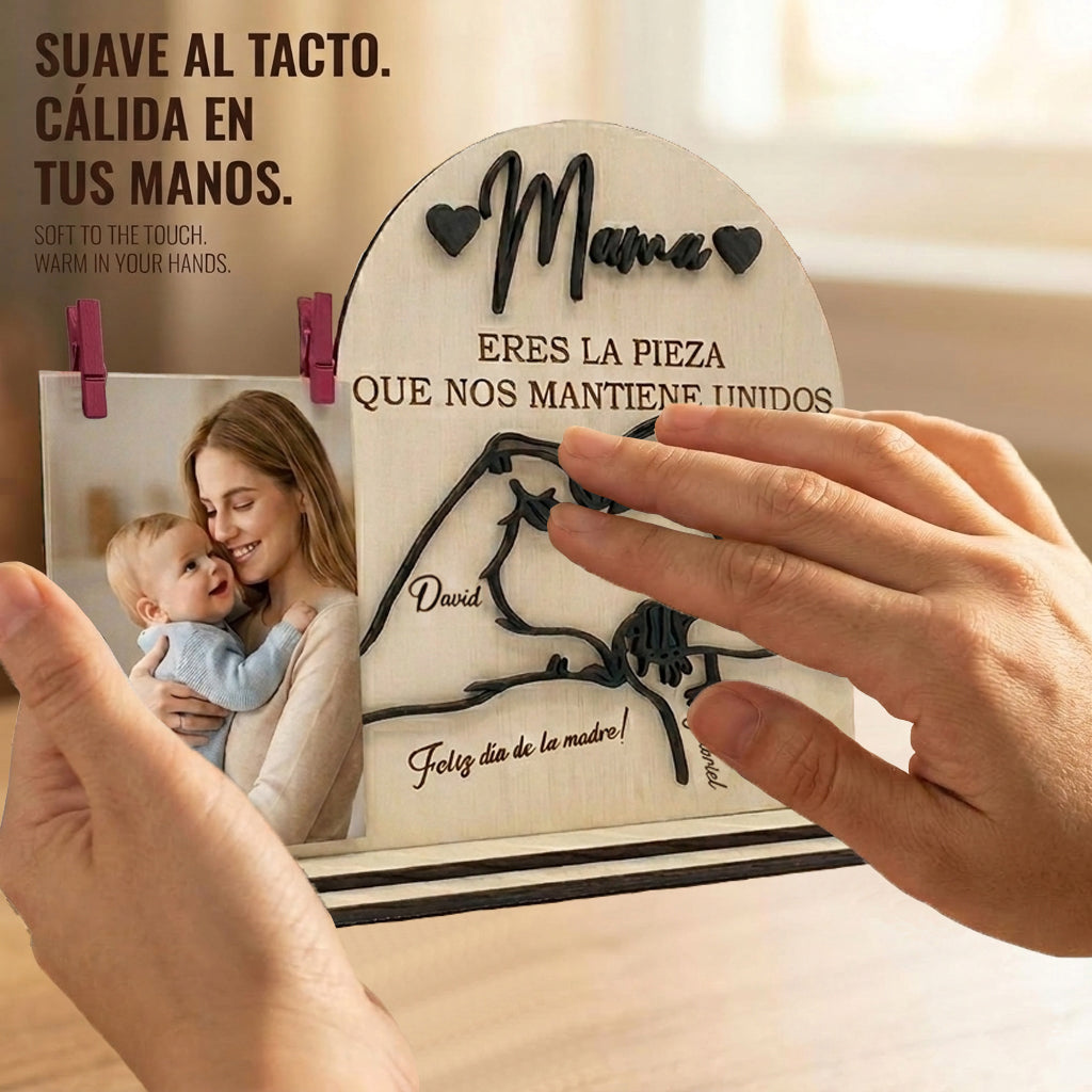 Qué puedo regalar a mi madre marco personalizado con siluetas de manos en madera y nombres grabados