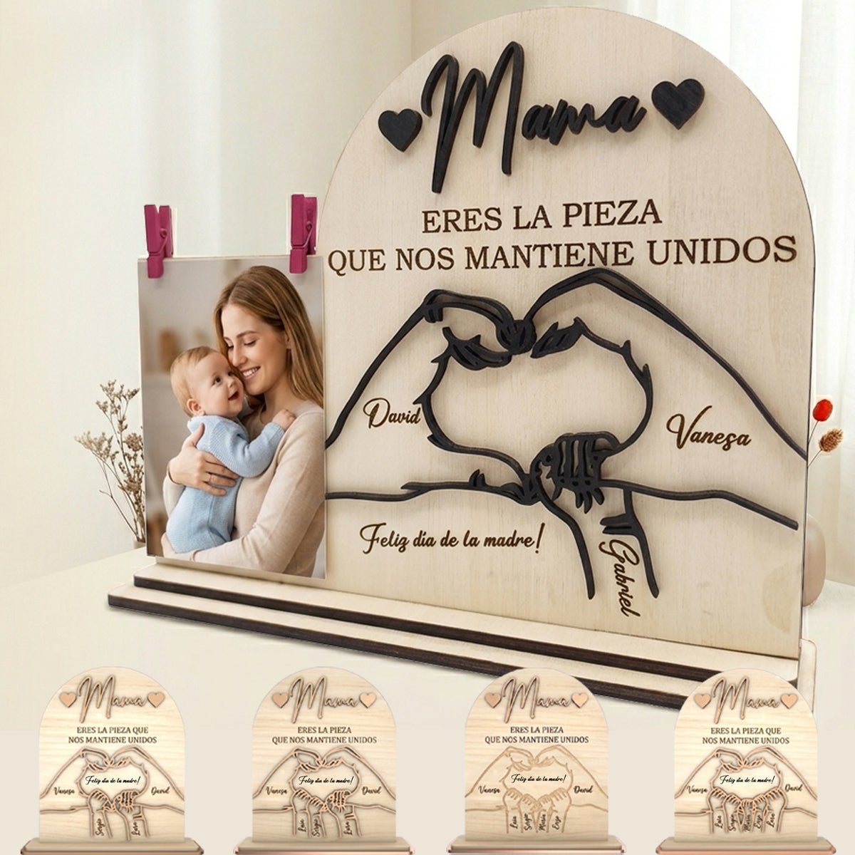 Regalo Día de la Madre personalizado con marco de madera grabado con manos familiares y foto vertical 10x15