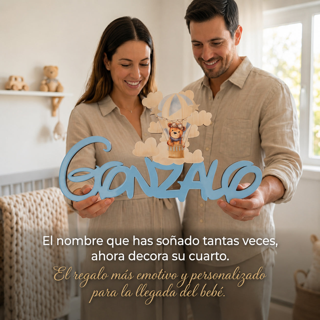 Pareja sosteniendo un nombre de madera personalizado para bebé en una habitación infantil preparada para su llegada.