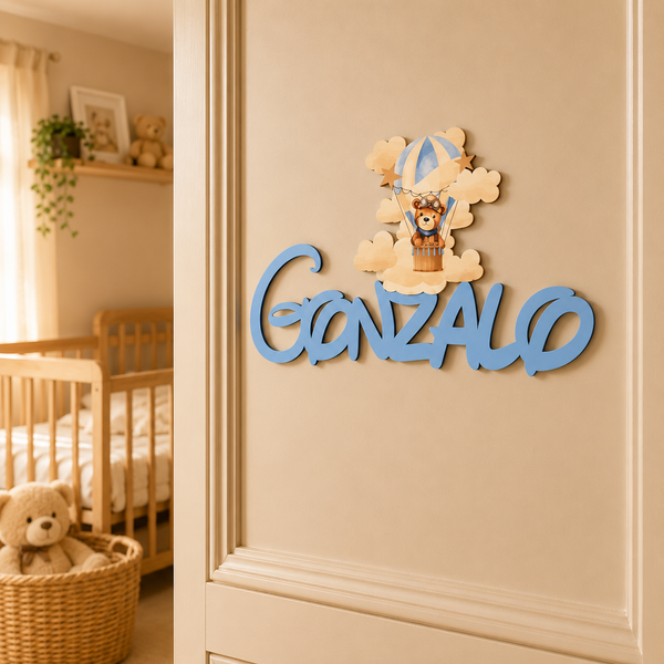Nombre de madera personalizado colocado en la puerta de la habitación del bebé.